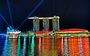 Bakgrundsbilder på skrivbordet Singapore Kusten Natt Ljusstrålar stad