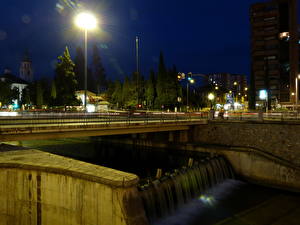Bakgrundsbilder på skrivbordet Spanien På natten Gatubelysning Ljusstrålar  stad