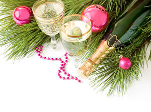 Fotos Feiertage Neujahr Schaumwein Kugeln Ast Tannenbaum Weinglas