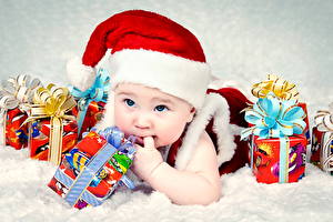 Bakgrundsbilder på skrivbordet Helgdagar Jul Baby Vinterhatt Gåva Barnen