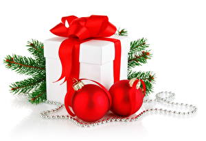 Fonds d'écran Jour fériés Nouvel An Cadeaux Boules Branche Sapin de Noël