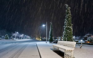 Фото Сезон года Зимние Дороги Снег Скамейка В ночи Уличные фонари Природа