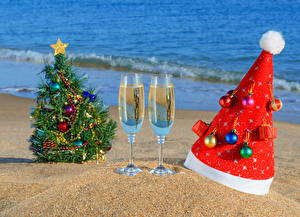 Fondos de escritorio Día festivos Año Nuevo Sombrero del invierno Árbol de Navidad Vaso de vino