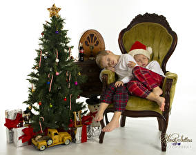 Sfondi desktop Giorno festivo Anno nuovo Ragazzino Albero di Natale Regali Poltrona Cappello invernale Bambini