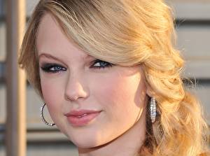 Bakgrundsbilder på skrivbordet Taylor Swift Blick Leende Kändisar Unga_kvinnor
