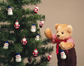 Fotos Feiertage Neujahr Teddybär Spielzeuge Christbaum Schneemänner
