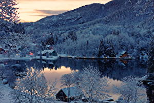 Bakgrundsbilder på skrivbordet Årstiderna Vinter Skog Insjö Snö Natur