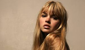 Bilder Aimee Teegarden Starren Blond Mädchen Gesicht Haar junge frau