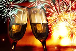 Fotos Feiertage Neujahr Feuerwerk Weinglas
