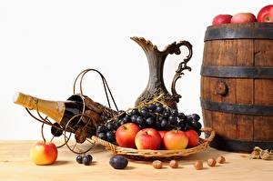 Bakgrundsbilder på skrivbordet Stilleben Frukt Vindruvor Äpplen Med kanna Mat