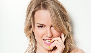 Hintergrundbilder Bridgit Mendler Starren Lächeln Blondine Musik Prominente Mädchens