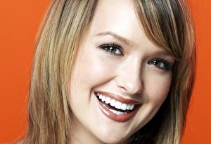 Bureaubladachtergronden Kaylee DeFer Ogen Kijkt Gelaat Glimlach Haar Tanden Beroemdheden