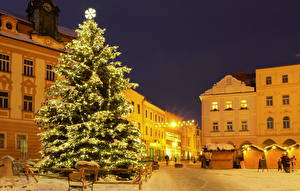 Bakgrundsbilder på skrivbordet Tjeckien Byggnad Julgran På natten Träd HDR  stad