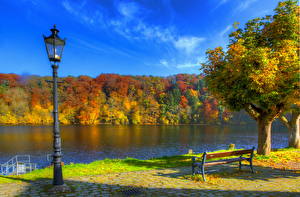 Bilder Fluss Deutschland Jahreszeiten Herbst Himmel Straßenlaterne Bank (Möbel) Bäume HDRI  Natur
