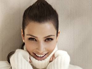 Bureaubladachtergronden Kim Kardashian Ogen Gelaat Kijkt Glimlach Brunette meisje Tanden Beroemdheden