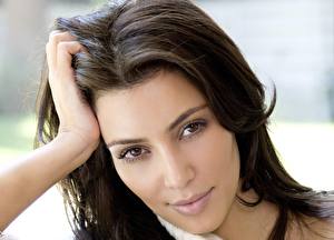 Bakgrundsbilder på skrivbordet Kim Kardashian Ögon Ansikte Ser Leende Brunett tjej Håret Kändisar