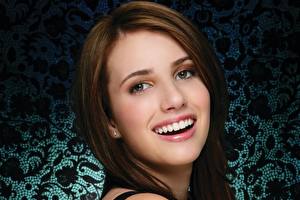 Hintergrundbilder Emma Roberts Augen Starren Gesicht Brünette Lächeln Haar Braunhaarige Prominente