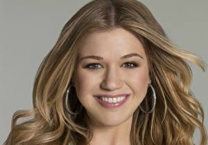 Fotos Kelly Clarkson Augen Starren Gesicht Lächeln Ohrring Haar Musik Prominente Mädchens