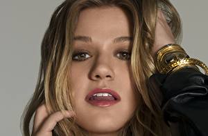 Bakgrundsbilder på skrivbordet Kelly Clarkson Ögon Blick Ansikte Hår Musik Kändisar Unga_kvinnor