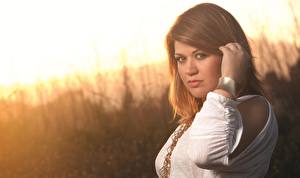 Bureaubladachtergronden Kelly Clarkson Kijkt Gelaat Brunette meisje Muziek Beroemdheden Jonge_vrouwen