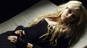 Bureaubladachtergronden Avril Lavigne Kijkt Gezicht Blond meisje Haar Muziek Beroemdheden Jonge_vrouwen