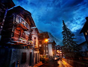 Tapety na pulpit Szwajcaria Domy Niebo Latarnia uliczna Chmury W nocy HDR Promienie światła Zermatt miasto