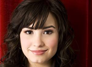 Bakgrundsbilder på skrivbordet Demi Lovato Ögon Ansikte Blick Leende Brunett tjej Håret Kändisar