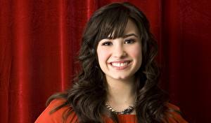 Bakgrundsbilder på skrivbordet Demi Lovato Ser Ansikte Leende Brunett tjej Håret Tänder Kändisar