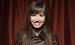 Bureaubladachtergronden Demi Lovato Kijkt Gelaat Glimlach Brunette meisje Haar Tanden Beroemdheden