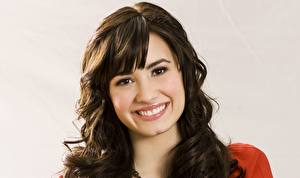 Bureaubladachtergronden Demi Lovato Kijkt Gelaat Glimlach Brunette meisje Haar Beroemdheden