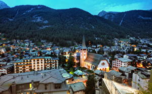 Bakgrundsbilder på skrivbordet Schweiz Berg Byggnad Skog På natten HDR Zermatt Städer