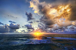 Bureaubladachtergronden Zonsopgangen en zonsondergangen Hemelgewelf Golven De zee Wolken Stralen van licht HDR De horizon Natuur