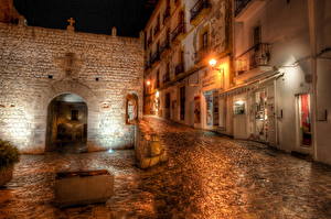 Bakgrundsbilder på skrivbordet Spanien Byggnader Gatubelysning På natten HDR Stadsgata  stad