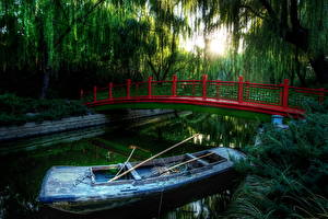 Фотографии Парки Река Мосты Лодки Лучи света Дерева HDR Природа