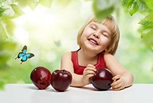 Sfondi desktop Frutta Le mele Farfalle Sorriso Piccola ragazze Ridono Bambini