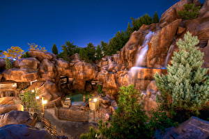 Hintergrundbilder Park Wasserfall Steine Disneyland Straßenlaterne Nacht Kalifornien Natur