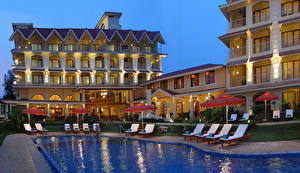 Bakgrunnsbilder Resort Hotell Svømmebasseng Solsenger Vindu en by