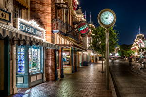 Tapety na pulpit USA Budynki Disneyland Ulica Noc HDR Chodnik Okno Kalifornia Anaheim miasto
