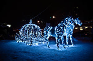 Картинки Лошадь Электрическая гирлянда Снегу Ночью