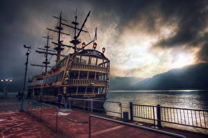 Bakgrunnsbilder Et skip Seilskip Himmel Kystlinje Småbåthavnen Vintage Skyer HDR Natur