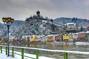 Hintergrundbilder Deutschland Burg Jahreszeiten Winter Haus Fluss Cochem Schnee Straßenlaterne HDRI Städte