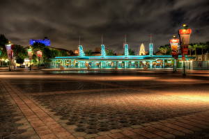 Tapety na pulpit Stany zjednoczone Niebo Disneyland W nocy Ulica Chodnik Kafelki Kalifornia Miasta