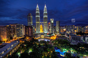 Bureaubladachtergronden Maleisië Wolkenkrabbers Nacht Kuala Lumpur een stad