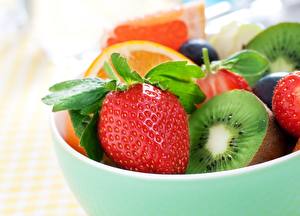 Fotos Obst Erdbeeren Kiwi Lebensmittel
