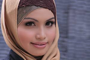 Картинки Глаза Губы Взгляд Лица Улыбка Хиджаб молодая женщина
