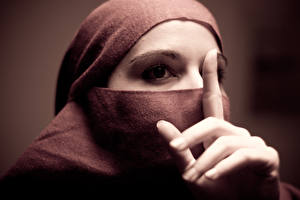 Bakgrundsbilder på skrivbordet Ögon Fingrar Ser Hand Hijab Unga_kvinnor