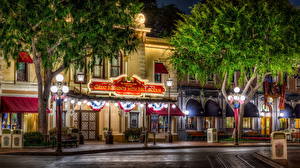 Tapety na pulpit Stany zjednoczone Domy Disneyland Ulica Latarnia uliczna Noc Drzewa HDR Kalifornia Anaheim miasto