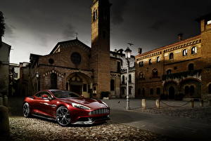 Fondos de escritorio Aston Martin Edificio Rojo Faro vehículo Color burdeos 2012 Vanquish autos Ciudades