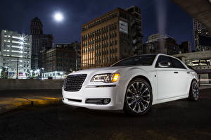 Картинка Chrysler Фары Белый Ночные 2013 300 Motown Edition Автомобили Города