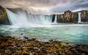 Bakgrundsbilder på skrivbordet Ett vattenfall Island Stenar Mossa  Natur